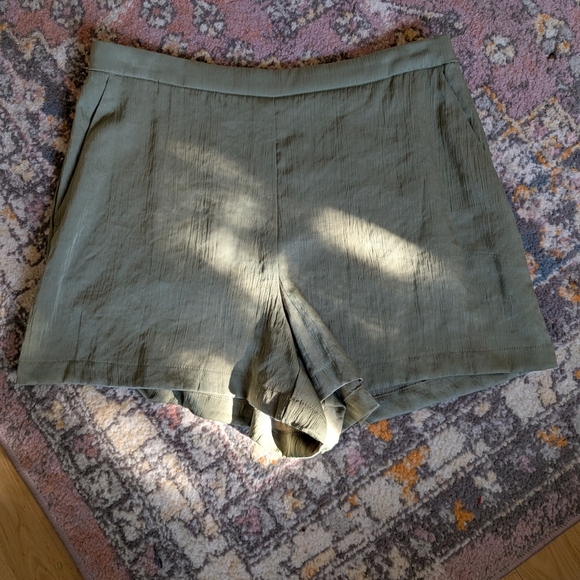 Dynamite Sage Green Women's High Waist Olive Crinkle Shorts New With Tags Large - Picture 2 of 5